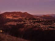 71 Si oscura il cielo, si accendono le luci in altopiano 